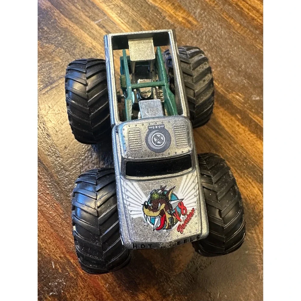 Monster Jam V8 Bomber Monster Truck 1:64 Die-Cast Hot Wheels Shark Mouth - Picture 6 of 7